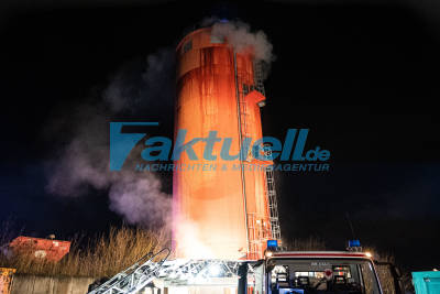 Silobrand in Kirchardt - Großaufgebot der Feuerwehren - Silo mit etwa 300 Tonnen Sägenspähne haben Feuer gefangen