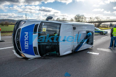 Polizeisprinter kippt um: Verkehrsunfall mit Polizeifahrzeug auf Bundesstraßen-Kreuzung - Audi-Fahrer übersah wohl Blaulicht-Konvoi an Ampel