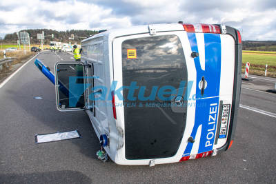 Polizeisprinter kippt um: Verkehrsunfall mit Polizeifahrzeug auf Bundesstraßen-Kreuzung - Audi-Fahrer übersah wohl Blaulicht-Konvoi an Ampel