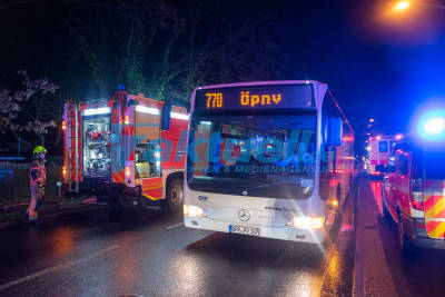 Bungalow brennt in Neuruppiner Stadtgebiet nieder - Feuerwehr kann übergreifen auf andere Gebäude verhindern - Einer der wichtigsten Straßen musste geperrt werden - 1 O-Ton