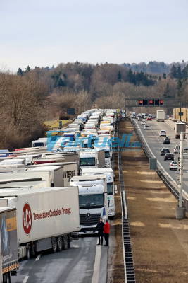 (BY) LKW rast ungebremst in Stauende - 9 Verletzte auf der Autobahn München Salzburg - Stau aufgrund Blockabfertigung nach Tirol Großalarm 