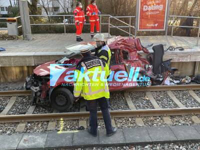 Clio stößt mit Stadtbahn zusammen - PKW wird von Bahn in die Haltestelle mitgeschleift und völlig zerstört - Fahrer wie durch ein Wunder nur leicht verletzt - Kranwagen-Bergung