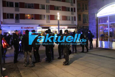 Coronademo in Cottbus - Rund 2500-3500 Teilnehmer demonstrieren gegen die Coronamaßnamen - 2 Festnahmen (ON-TAPE!) - Pfefferspray wurde gegen Demonstranten eingesetzt - Demonstranten durchbrechen Polizeikette 	
