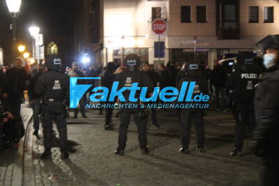 Coronademo in Cottbus - Rund 2500-3500 Teilnehmer demonstrieren gegen die Coronamaßnamen - 2 Festnahmen (ON-TAPE!) - Pfefferspray wurde gegen Demonstranten eingesetzt - Demonstranten durchbrechen Polizeikette 	