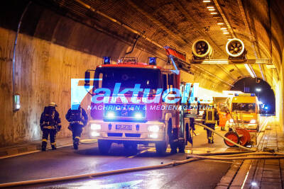 BAB8: Feuer im Autobahntunnel! Lieferwagen kracht auf Pannenfahrzeug - Sprinter brennt im Lämmerbuckeltunnel völlig aus
