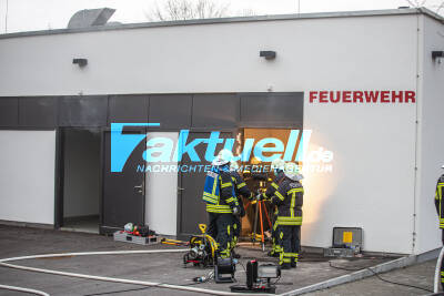 Brand im Feuerwehrhaus: Feuerwehr muss Schwelbrand in eigenem Neubau löschen