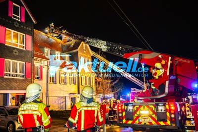 Brand im Dachgeschoss - 2 Drehleitern im Einsatz - Ortsdurchfahrt Ruit Kirchheimer Str gesperrt