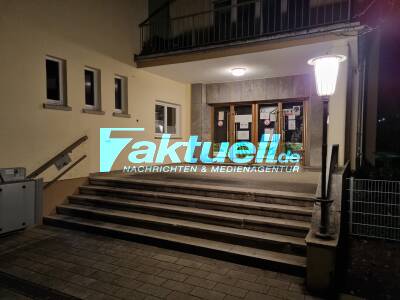 18-Jähriger schießt in Hörsaal; vier Verletzte; 23-Jährige erliegt später ihren Verletzungen; vermeintlicher Täter richtet sich selbst