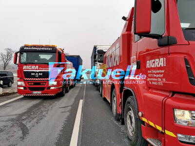 Schlaganfall am Steuer? LKW-Fahrer steuert noch LKW in Mittelleitplanke - Fahrer stirbt im Krankenhaus