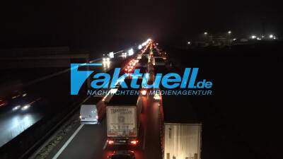 Tödlicher Horror-Crash auf der A8: LKW kracht gegen Tunnelportal und wird völlig zerquetscht - Stundenlange Vollsperrung der Autobahn