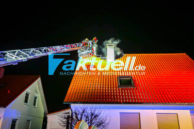 Dachstuhlbrand - 1 Person verletzt in Klinik transportiert 