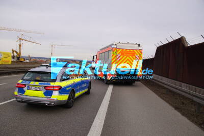 PKW Fahrerin verliert Kontrolle über Fahrzeug und kracht in Leitplanke