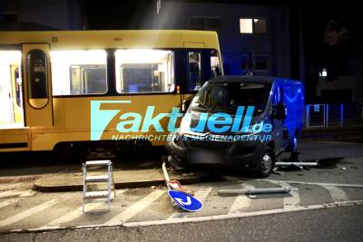 Transporter mit Stadtbahn kollidiert