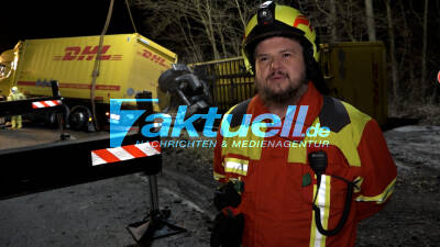 DHL-LKW kippt in Straßengraben um - Stundenlange Bergung auf der L1115