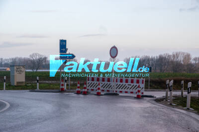 Muldenkipper Kracht mit hochgefahrene Mulde gegen Autobahnbrücke und kippt um - Fahrer wurde verletzt ins Krankenhaus eingeliefert - Stundenlange Vollsperrung in Richtung Berlin 