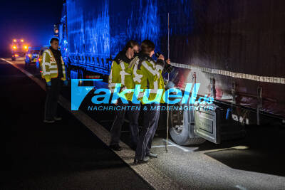Tödlicher Crash auf der A6: Kleinbus aus Osteuropa kracht in LKW und überschlägt sich - Mehrere Personen schwer verletzt