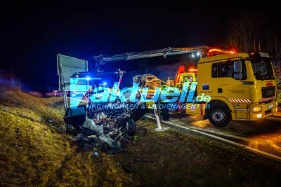 Drei Tote bei Frontalcrash im Schwarzwald: Mercedes kracht frontal in entgegenkommenden Van - 3 Insassen sterben in den Wracks - VW Touran bis zur Unkenntlichkeit zerstört