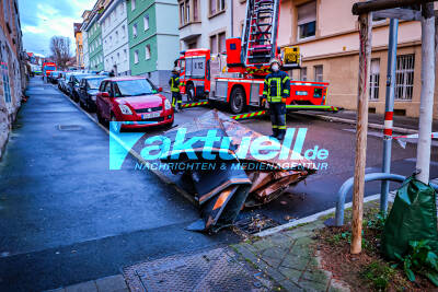 Heftige Sturmböen über Stuttgart reißen Dach ab - Massive Dachteile & Kamin drohen abzustürzen 