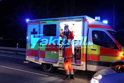 Riesenglück: Pkw Kombi quert plötzlich die Fahrbahn und kracht frontal gegen Baum - Pkw Fahrerin konnte dank Notbremsung und Ausweichmanöver weitaus schlimmeres verhindern - Fahrer wird im Pkw schwer eingeklemmt 