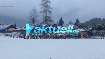Fahrer unter Kokain-Einfluss: Reisebus aus NRW mit 61 Skiurlaubern stützt Böschung hinab - Mehrere eingeklemmte und schwer verletzte - Großeinsatz mit 4 Hubschraubern 