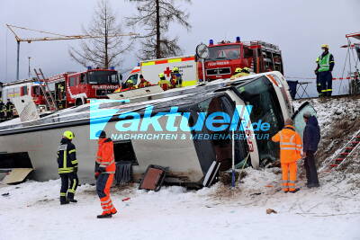 Fahrer unter Kokain-Einfluss: Reisebus aus NRW mit 61 Skiurlaubern stützt Böschung hinab - Mehrere eingeklemmte und schwer verletzte - Großeinsatz mit 4 Hubschraubern 