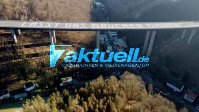 Autobahnbrücke mit 6000qm Friedensappell - Künstler malen Solidaritäsbotschaft für Ukraine auf gesperrte Autobahnbrücke