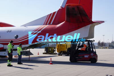 Feuerwehr-Spendenaktion: Drei Flugzeuge mit technischem Gerät werden am Flughafen Stuttgart beladen
