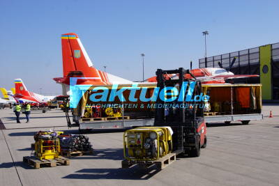 Feuerwehr-Spendenaktion: Drei Flugzeuge mit technischem Gerät werden am Flughafen Stuttgart beladen