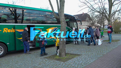 Über 400 Kriegsflüchtlinge kommen mit mehreren Bussen am Jugenddorf in Gnewikow an - SEG/SEE (DRK) und Mitarbeiter aus dem Landkreis empfangen Flüchtlinge - Alle Kapazitäten in OPR sind bereits erschöpft 