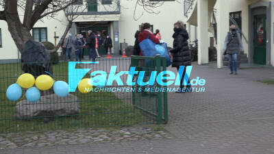 Über 400 Kriegsflüchtlinge kommen mit mehreren Bussen am Jugenddorf in Gnewikow an - SEG/SEE (DRK) und Mitarbeiter aus dem Landkreis empfangen Flüchtlinge - Alle Kapazitäten in OPR sind bereits erschöpft 