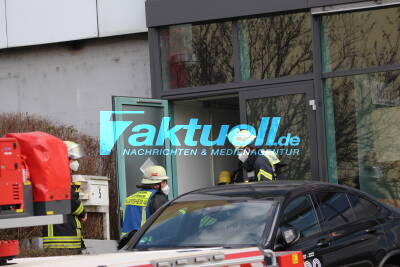 Großbrand im Möbelhaus - spektakuläres Feuer aus Betten-Abteilung - Große schwarze Rauchwolken über der Stadt - Mittelaltermarkt und Verkaufsoffener Sonntag abgesagt!