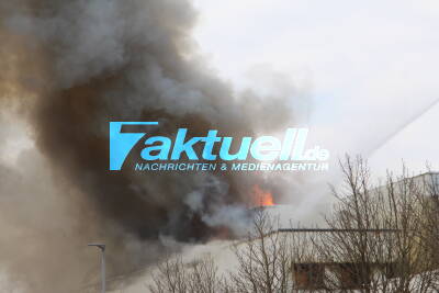 Großbrand im Möbelhaus - spektakuläres Feuer aus Betten-Abteilung - Große schwarze Rauchwolken über der Stadt - Mittelaltermarkt und Verkaufsoffener Sonntag abgesagt!