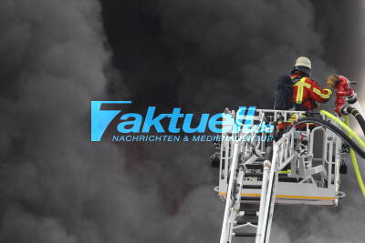 Großbrand im Möbelhaus - spektakuläres Feuer aus Betten-Abteilung - Große schwarze Rauchwolken über der Stadt - Mittelaltermarkt und Verkaufsoffener Sonntag abgesagt!