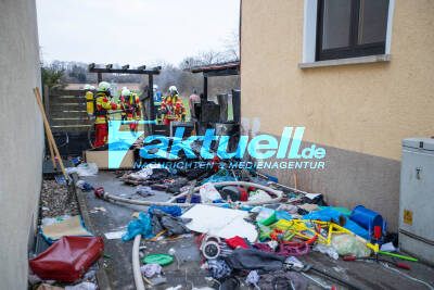 Feuer greift auf Fassade von Flüchtlingsunterkunft über - Hausrat brennt in Anbau komplett aus