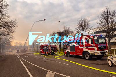 Flammeninferno in Möbelhaus: Kurz vor Öffnung zum Verkaufsoffenen Sonntag - Großbrand mit Millionenschaden in bekanntem Möbelgeschäft - Stundenlanger Löscheinsatz und dichte Rauchsäulen