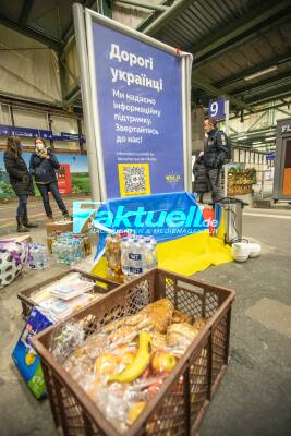 Ukraine-Flüchtlinge kommen am stuttgarter Hauptbahnhof an: Freiwillige Helfer empfangen Reisende mit Verpflegung