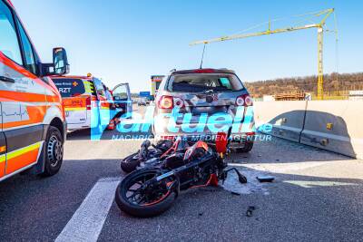 A8: Schwerer Unfall mit Motorradfahrer - Krad kracht in PKW und fliegt über den PKW 