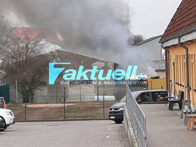 Werkstatt  steht in Vollbrand - Explosionsgefahr bei Löscharbeiten  - Massive Rauchwolke weithin sichtbar sogar von der Autobahn aus - Rettungskräfte  im Großeinsatz