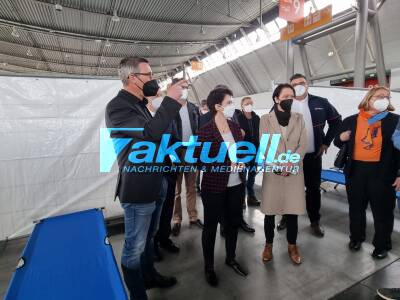 Flüchtlinge kommen an Messe Stuttgart mit Bussen an - Neues Ankunftszentrum auf der Messe Stuttgart für Geflüchtete aus der Ukraine in Betrieb genommen