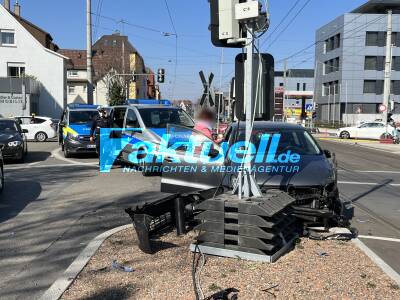 Stadtbahn kollidiert mit PKW an neugebautem Kreisverkehr in Stuttgart - rote Ampel übersehen - Bahn muss geräumt werden