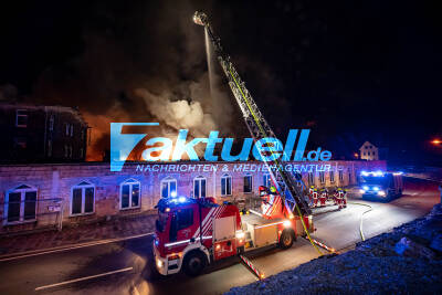Großbrand in Altenaer Fabrikruine - Feuerwehr löscht die ganze Nacht durch
