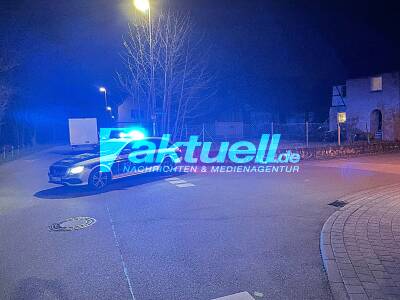 SEK crasht mit Radlader in Wohnwagen, um verschanzten Mann herauszuholen - Psychischer Ausnahmezustand löst Polizei und SEK Einsatz aus