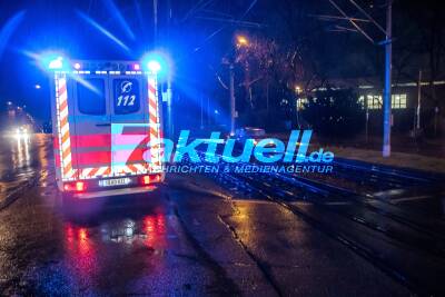 Oldtimer in Gleisbett der Stadtbahn geraten