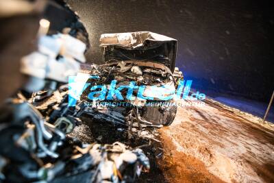 Schneeunfall fordert 8 teils Schwerverletzte: Audi mit 4 Frauen kracht frontal gegen BMW mit 4 Männern - Feuerwehr muss eingeklemmte Personen retten