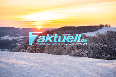 Winter-Abschied mit bezauberndem Sonnenaufgang  - herrlicher Winter-Morgen am Fels-Plateau auf der Schwäbischen Alb mit weiter Aussicht über das Alb-Vorland bis Stuttgart