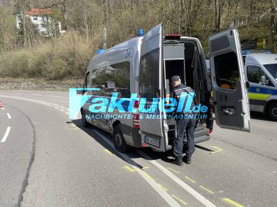 B27: Unfall mit Polizeifahrzeug & 2 PKW im Kurvenbereich der Weinsteige - Alle 3 Fahrzeuge müssen abgeschleppt werden