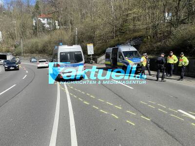 B27: Unfall mit Polizeifahrzeug & 2 PKW im Kurvenbereich der Weinsteige - Alle 3 Fahrzeuge müssen abgeschleppt werden