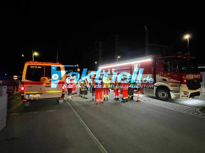 54 Betroffene bei Wohnungsbrand! Großeinsatz aus mehreren Landkreisen von Rettungsdienste und Feuerwehr - Brand in Mehrfamilienhaus