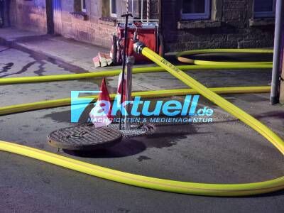 Dachtuhlbrand in Mehrfamilienhaus erfordert Feuerwehreinsatz