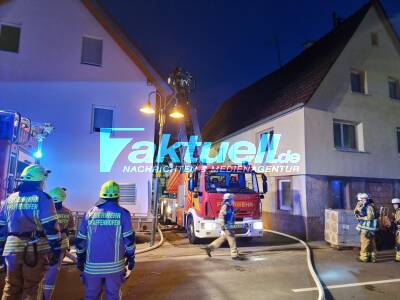 Dachtuhlbrand in Mehrfamilienhaus erfordert Feuerwehreinsatz
